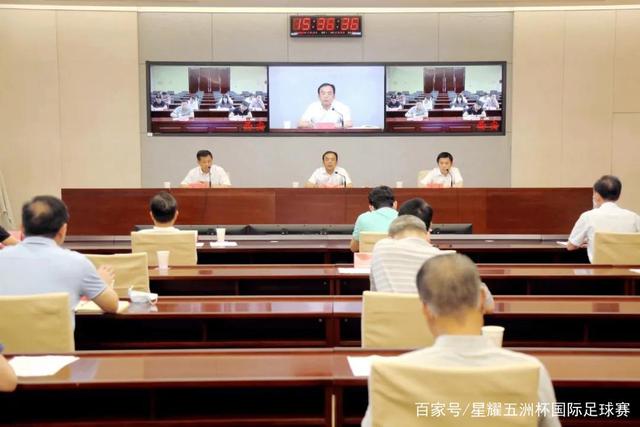杰西卡·阿尔芭的拖鞋引发热潮 成为返校季热销单品